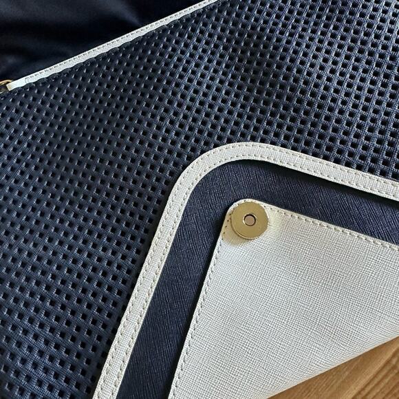 LIKE NEW! Leather Juicy Couture Envelope Clutch - Picture 7 of 10